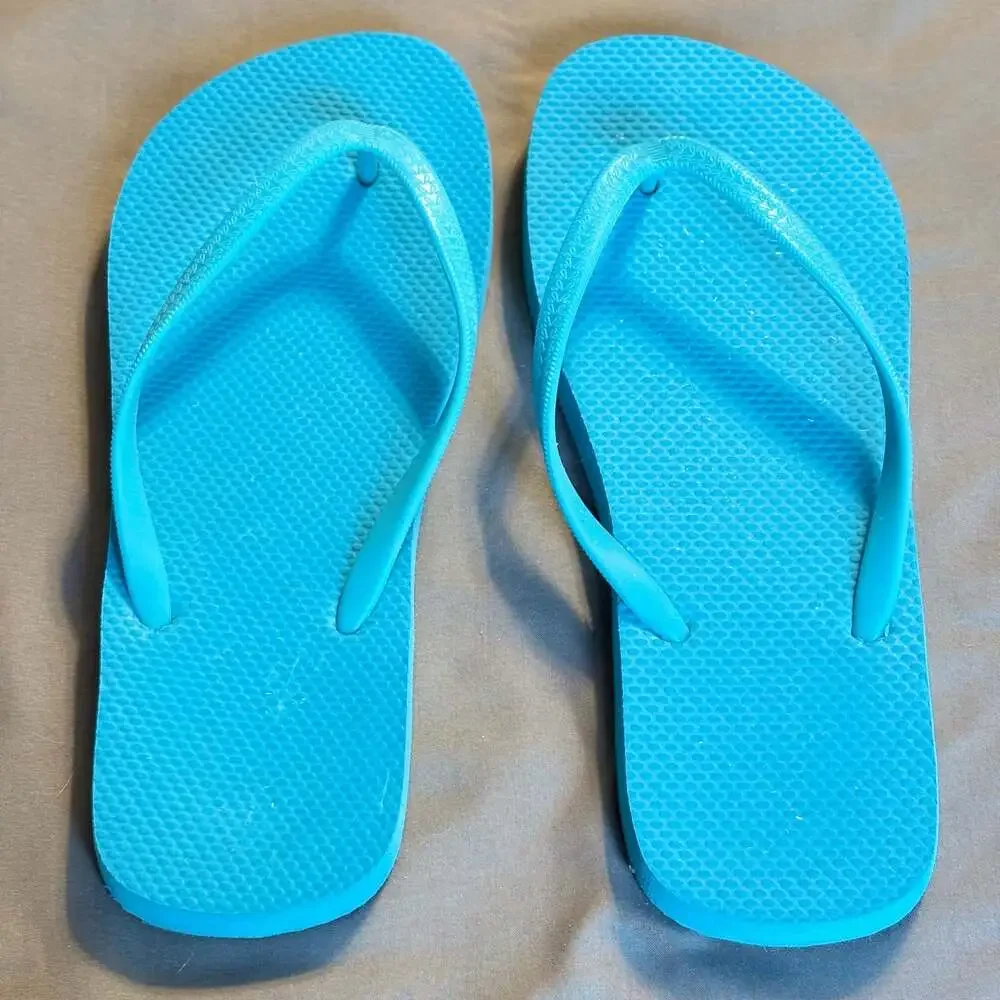 West Loop Women's Solid Aqua Flip Flops (Size 7-8)